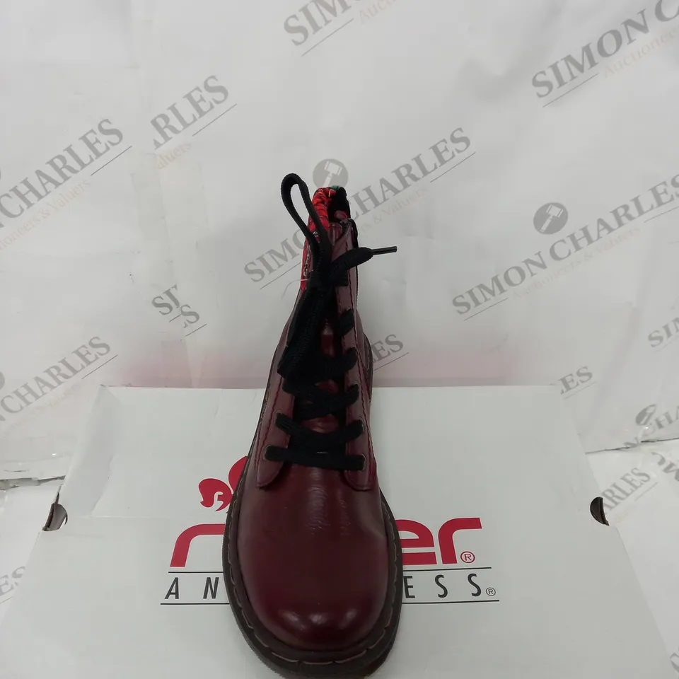 BOXED PAIR OF RIEKER RED INTEREST COLOUR BOOT SIZE 6 