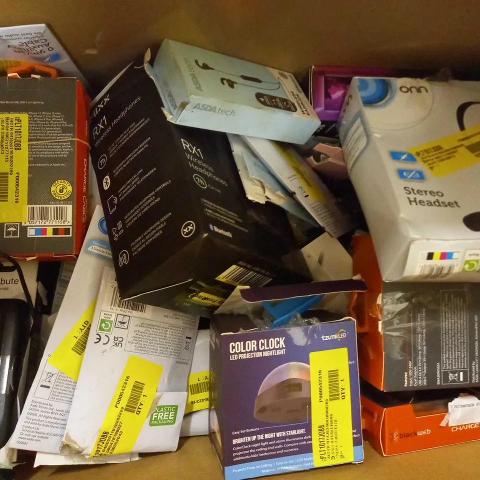 BOX OF APPROXIMATELY 20 ASSORTED ELECTRICAL ITEMS TO INCLUDE ONN PORTABLE AM/FM RADIO, MIXX PLAY WIRELESS EARPHONES, ASDA TECH TRUE WIRELESS EARBUDS