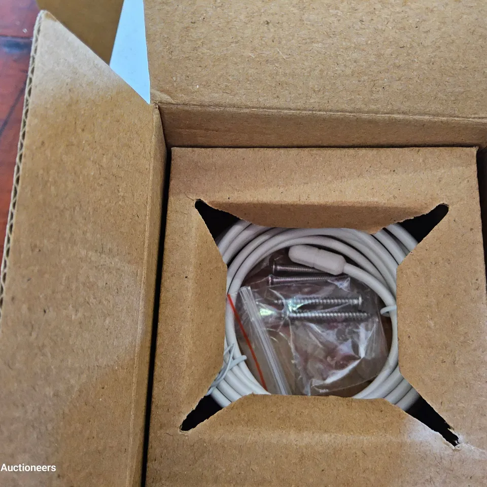 FIVE BOXED TOUCHSCREEN PROGRAMMABLE THERMOSTATS Model 5259P
