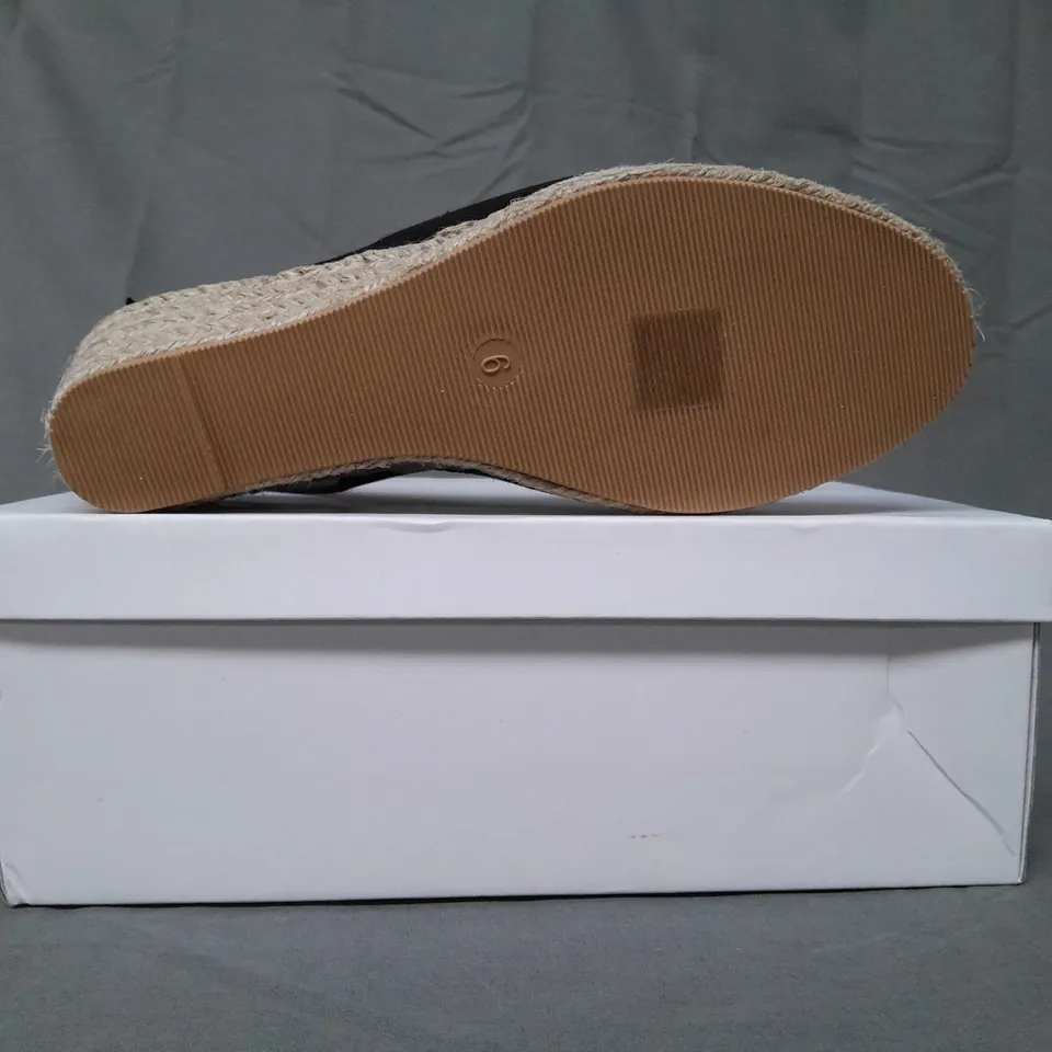BOXED PAIR OF KRUSH OPEN TOE WEDGE SANDALS IN BLACK SIZE 6