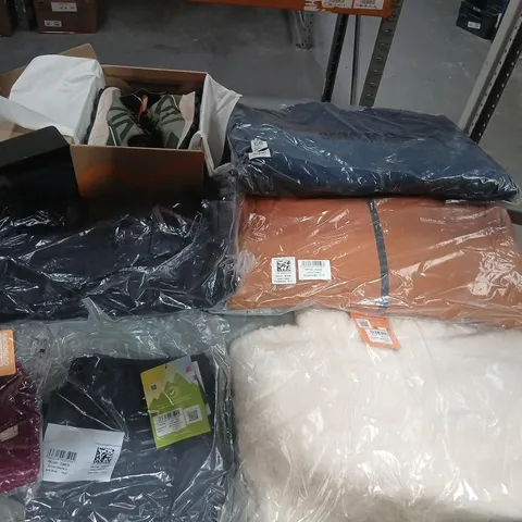 APPROXIMATELY 23 ITEMS OF ASSORTED REGATTA/DARE2B CLOTHING AND ACCESSORIES