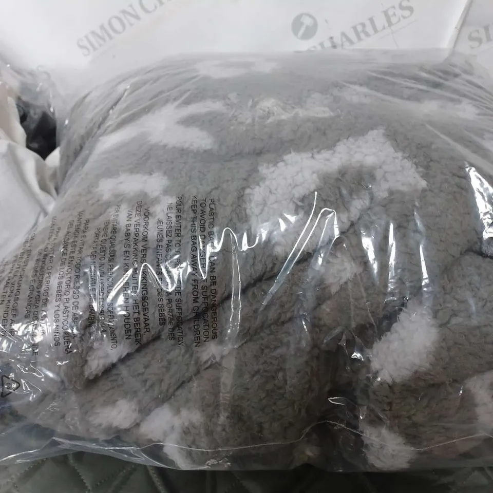APPROX 8 CLOTHING ITEMS INCLUDES BAG AND COATS