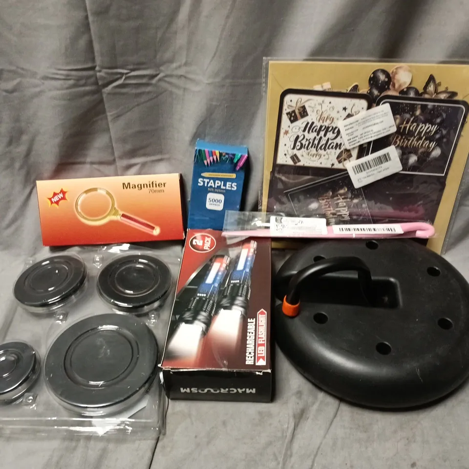 APPROXIMATELY 12 ASSORTED HOUSEHOLD ITEMS TO INCLUDE MAGNIFIER, LED FLASHLIGHT, GAZEBO WEIGHT, ETC