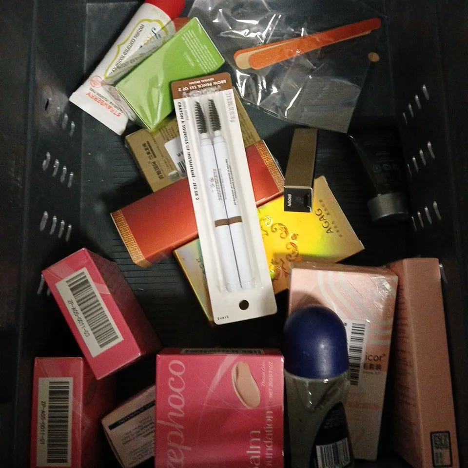APPROXIMATELY 20 ASSORTED HEALTH & BEAUTY PRODUCTS TO INCLUDE ELF SKIN HOLY HYDRATION MINI ESSENTIALS, ESTRID VEGAN FACE WAX KIT, GIVE ME SHAMPOO, ETC