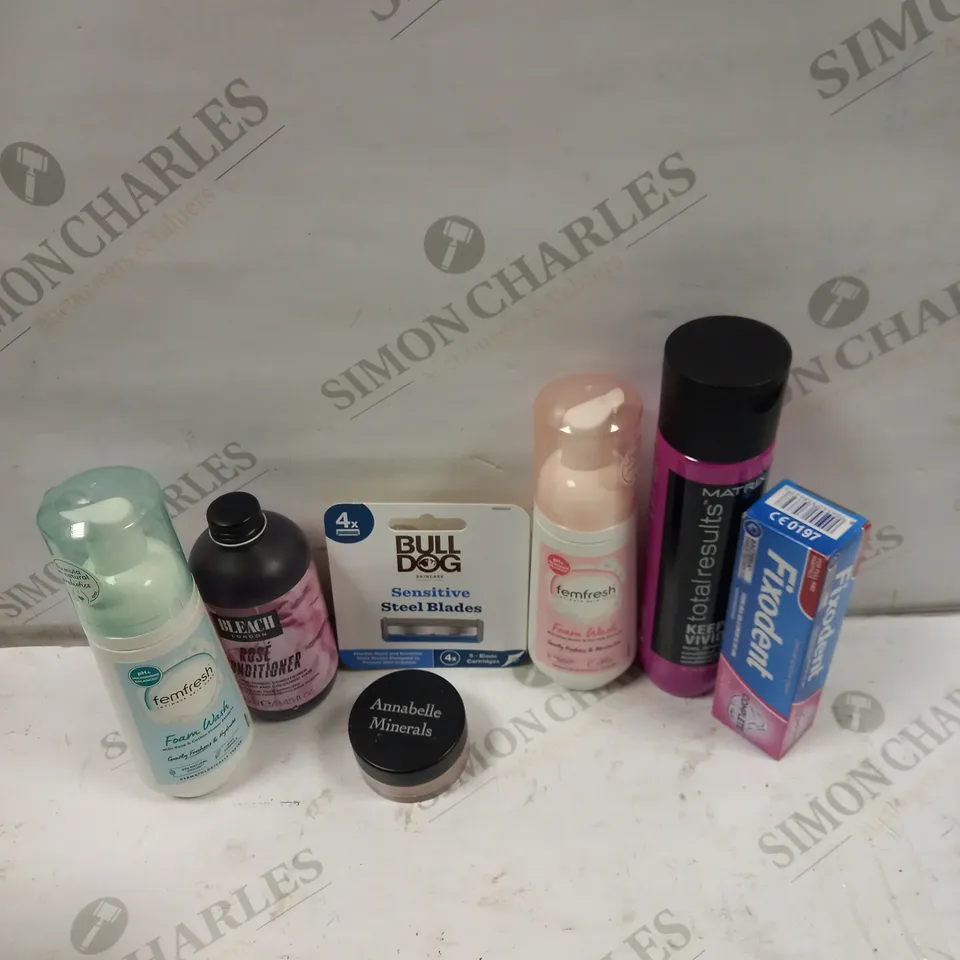 LOT TO CONTAIN APPROXIMATELY 25 ASSORTED BODY CARE AND BEAUTY PRODUCTS, INCLUDES WASHES, GELS AND MAKEUP