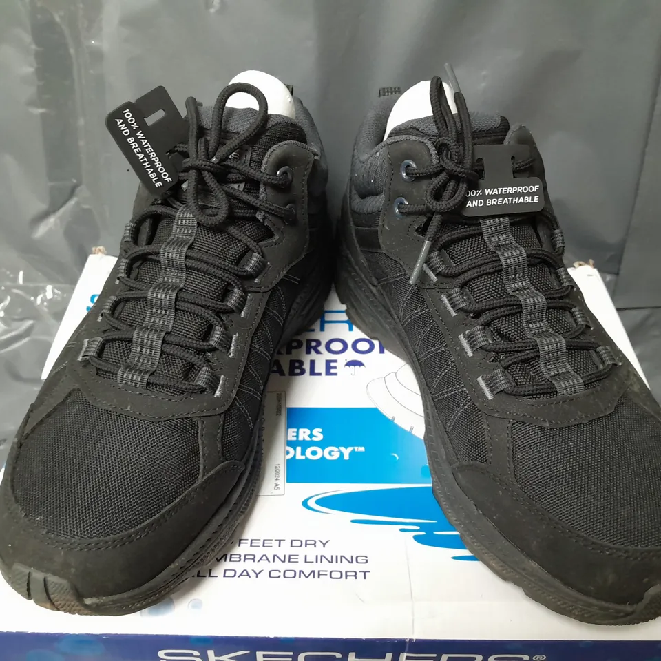 BOXED SKECHERS GO RUN TRAIL ALTITUDE TRAINERS IN BLACK - UK 6.5