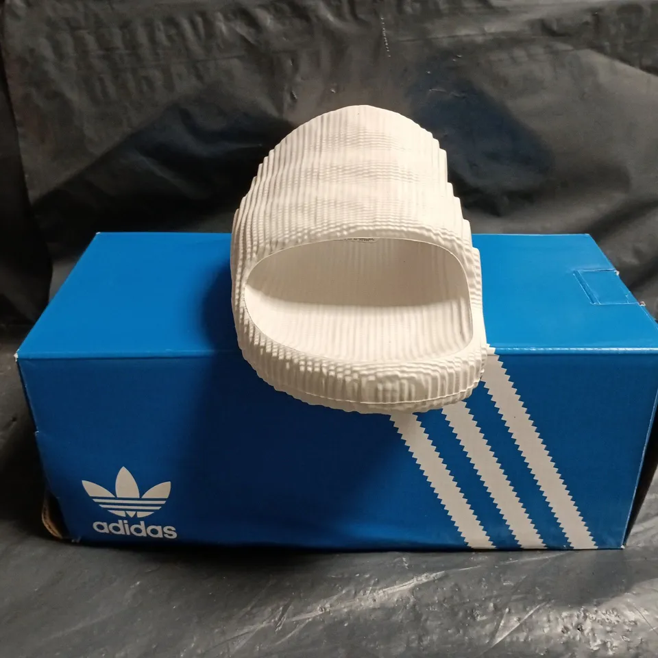 BOXED PAIR OF ADIDAS ADILETTE 22 SLIDES IN WHITE SIZE UK 5