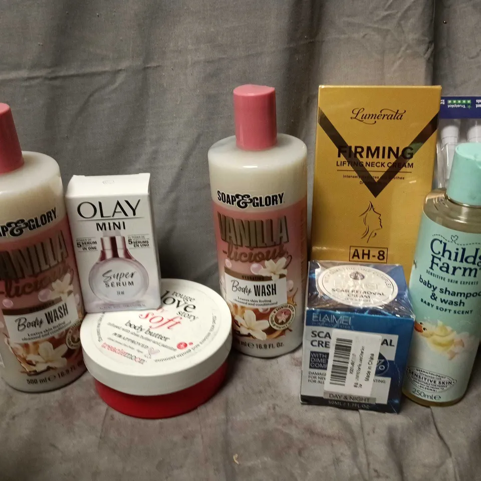 APPROXIMATELY 15 ASSORTED HEALTH & BEAUTY PRODUCTS TO INCLUDE SOAP & GLORY BODY WASH, FIRMING LIFTING NECK CREAM, OLAY MINI SUPER SERUM, ETC