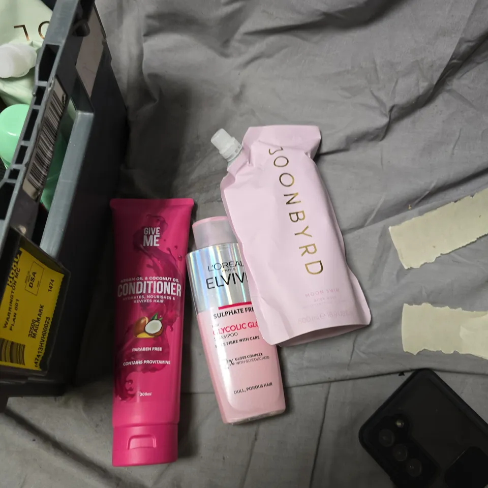 ASSORTED HEALTH & BEAUTY ITEMS: SURI SONIC TOOTHBRUSH BOX, ORAL-B CROSSACTION TOOTHBRUSH, L’ORÉAL ELVIVE SHAMPOO, EUTHYMOL TOOTHPASTE (MIXED LOT)