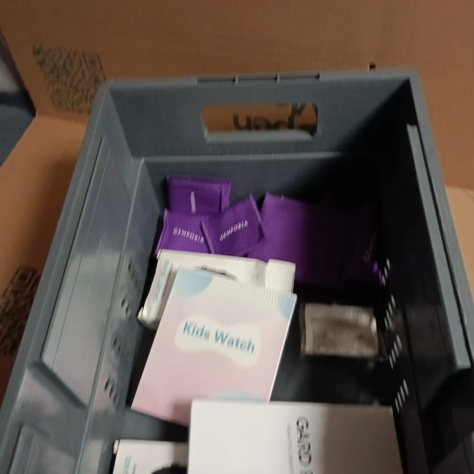 BOX OF APPROXIMATELY 10 ASSORTED ITEMS INCLUDING GEMPORIA JEWELLRY , KIDS WATCH AND FASHION EARRINGS 