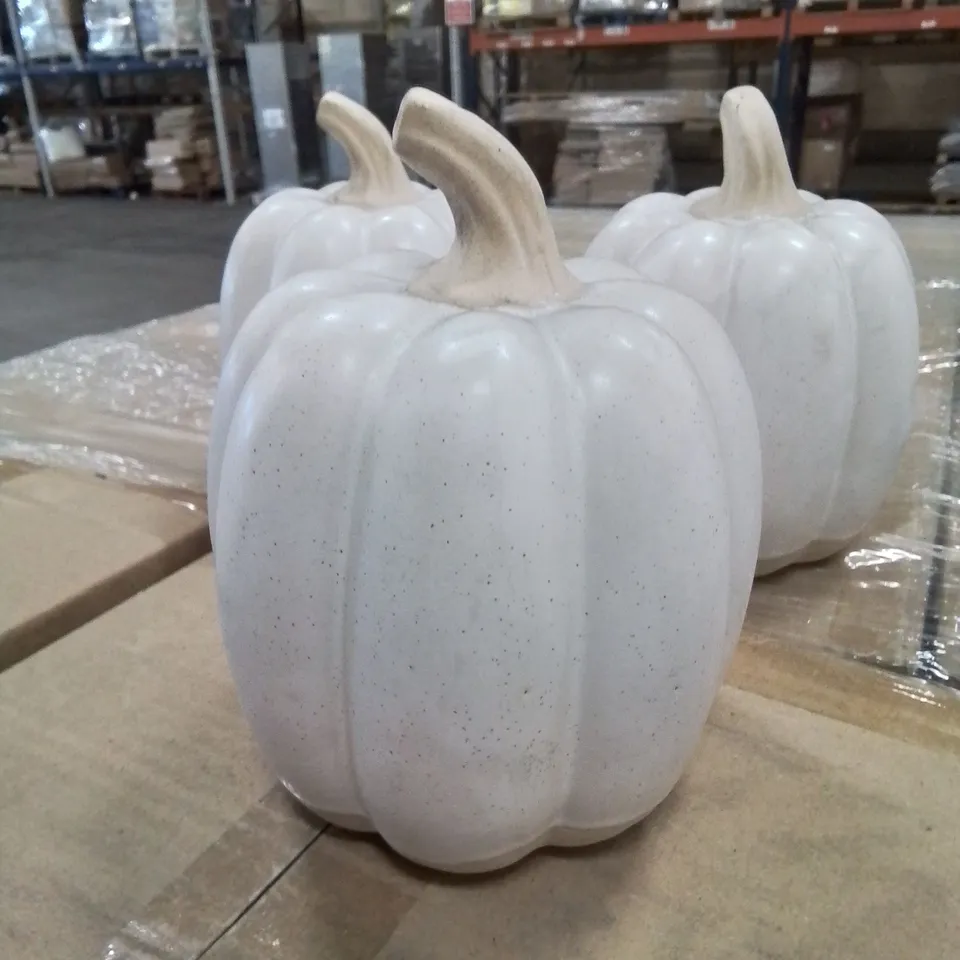 PALLET CONTAINING 105 X BOXES OF 4 BRAND NEW CERAMIC PUMPKINS 