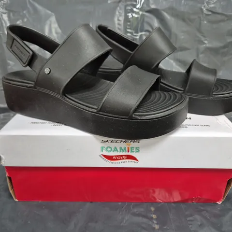 BOXED PAIR OF SKECHERS UPBEAT SANDALS IN BLACK SIZE 8