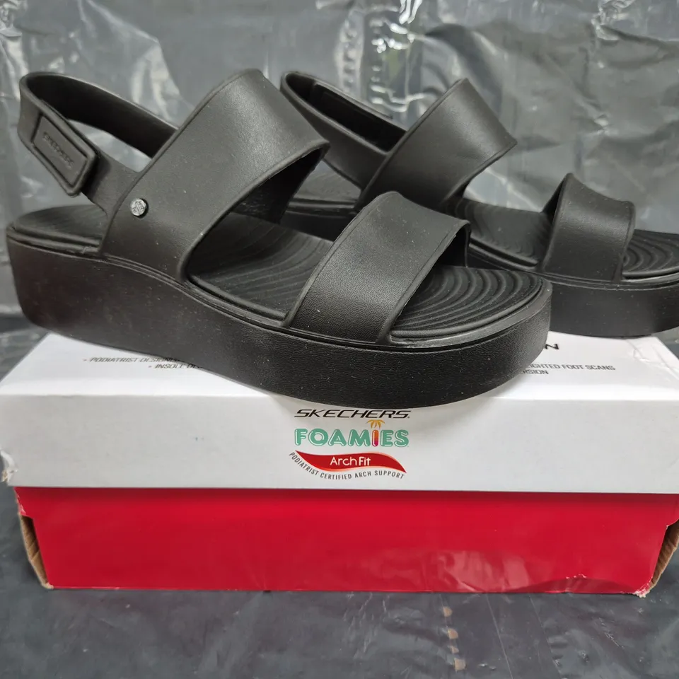 BOXED PAIR OF SKECHERS UPBEAT SANDALS IN BLACK SIZE 8