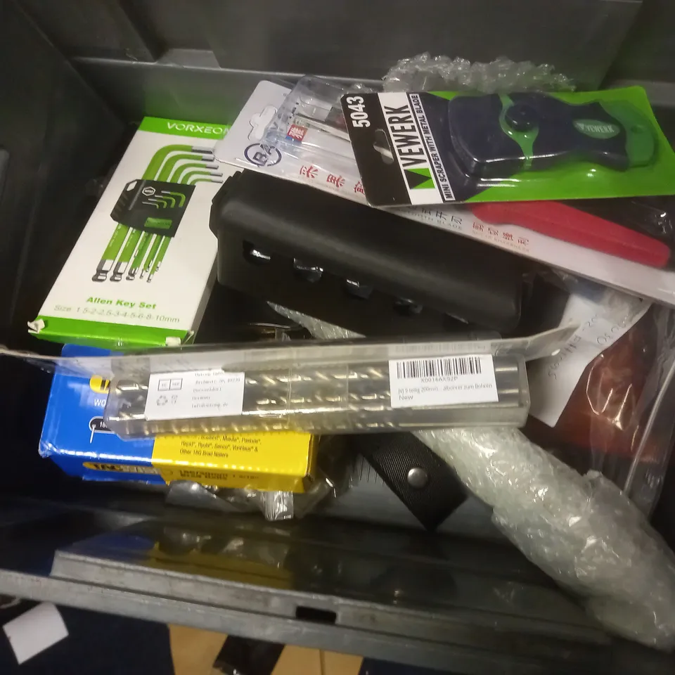 APPROXIMATELY 30 ASSORTED TOOLS TO INCLUDE, ALLEN KEY SET, BRAD NAILS, WORKTOP PROTECTOR RODS, DRILL BITS, SPLITTING CHISEL