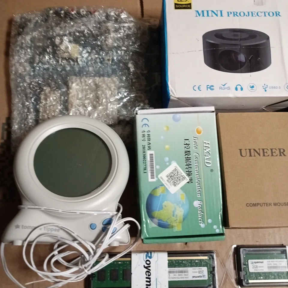 LOT OF 12 ASSORTED ITEMS TO INCLUDE SMART SENSOR LIGHTS, MINI PROJECTOR AND UNEER WIRELESS MOUSE