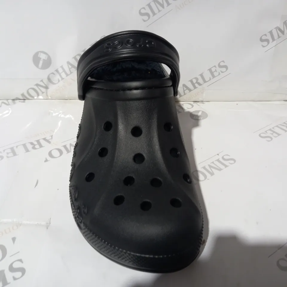 BOXED PAIR OF CROCS BAYA LINED CLOGS IN BLACK UK SIZE M7/W8
