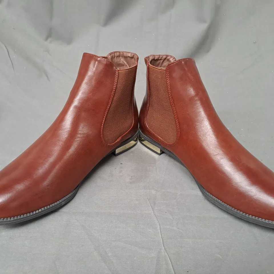 BOXED PAIR OF ELLA CAGGIE CHELSEA BOOTS IN BRANDY SIZE 8