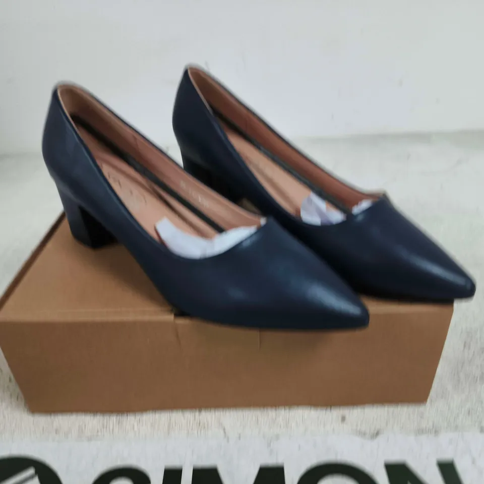 BOXED PAIR OF WOMEN'S NAVY BLUE LEATHER BLOCK HEEL PUMPS - UK SIZE 5