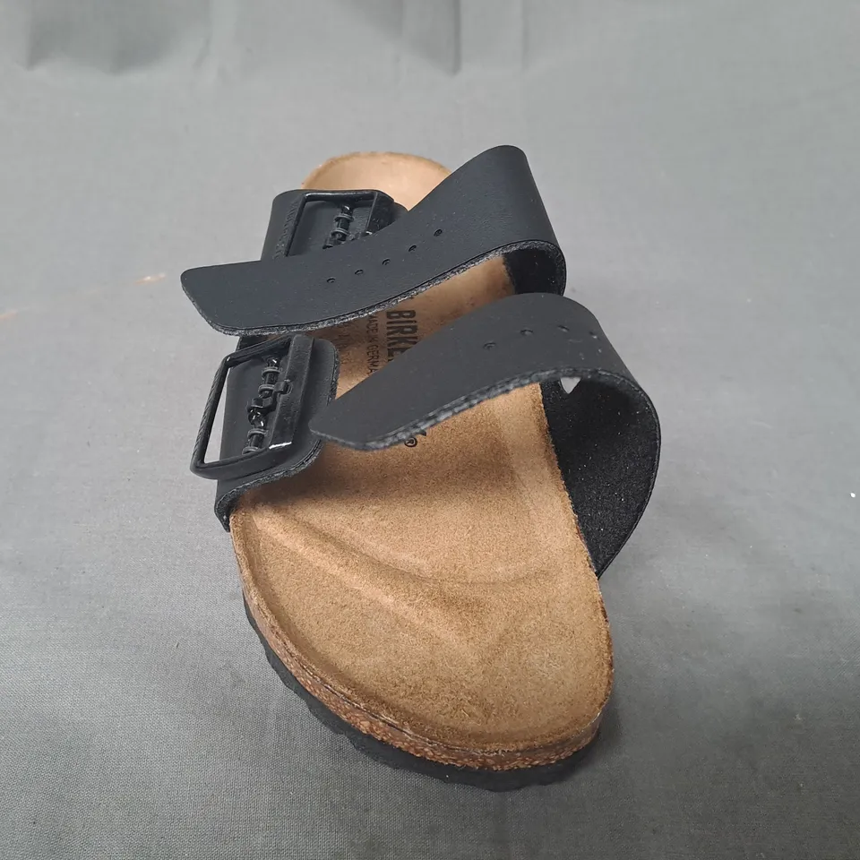 BOXED PAIR OF BIRKENSTOCK ARIZONA BS OPEN TOE SANDALS IN BLACK UK SIZE 4.5
