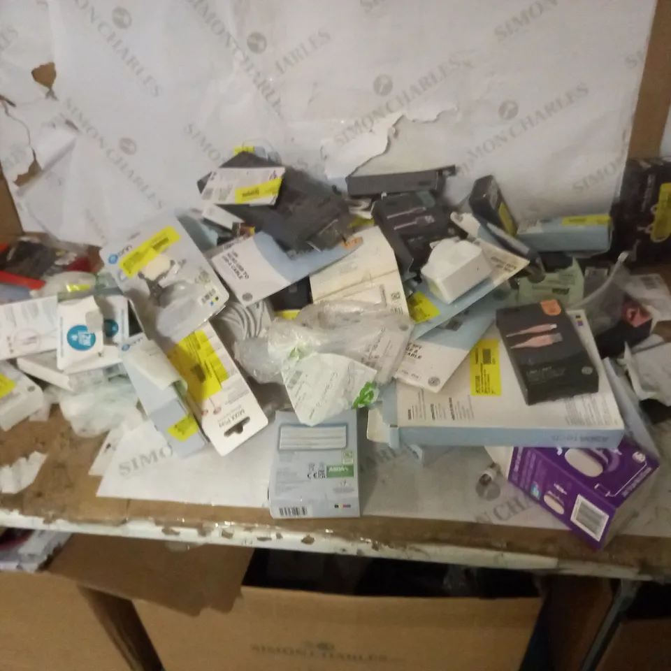 LOT OF APPROX 65 ASSORTED TECH ITEMS TO INCLUDE EARPHONES, PHONE CABLES, BLUETOOTH SPEAKERS ETC