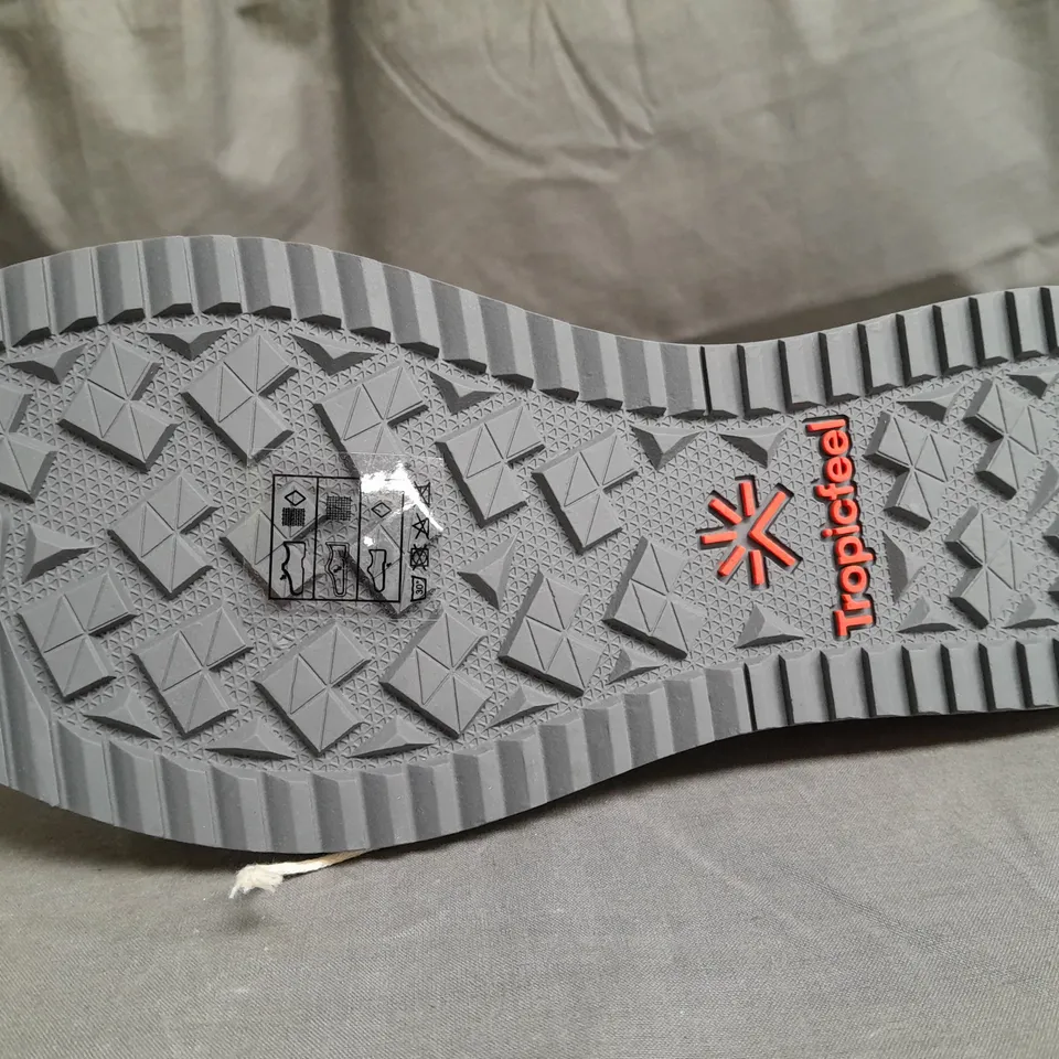 BOXED PAIR OF TOPICFEEL JUNGLE TRAINERS SIZE EU 44