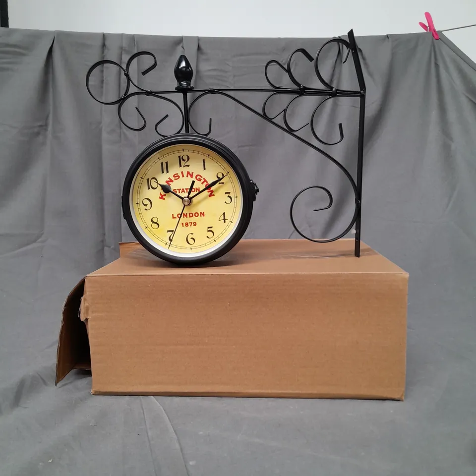 DECRATIVE WALL HANGING CLOCK UNBRANDED