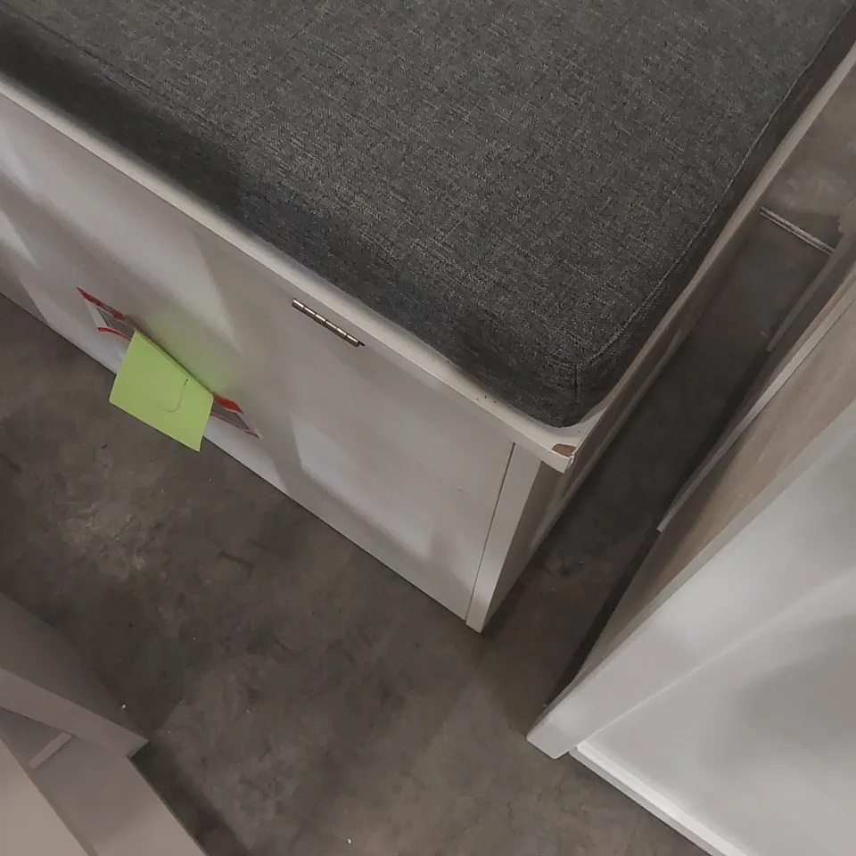 ENTRYWAY L-SHAPED SHOE BENCH WITH STORAGE SPACE AND UPHOLSTERY