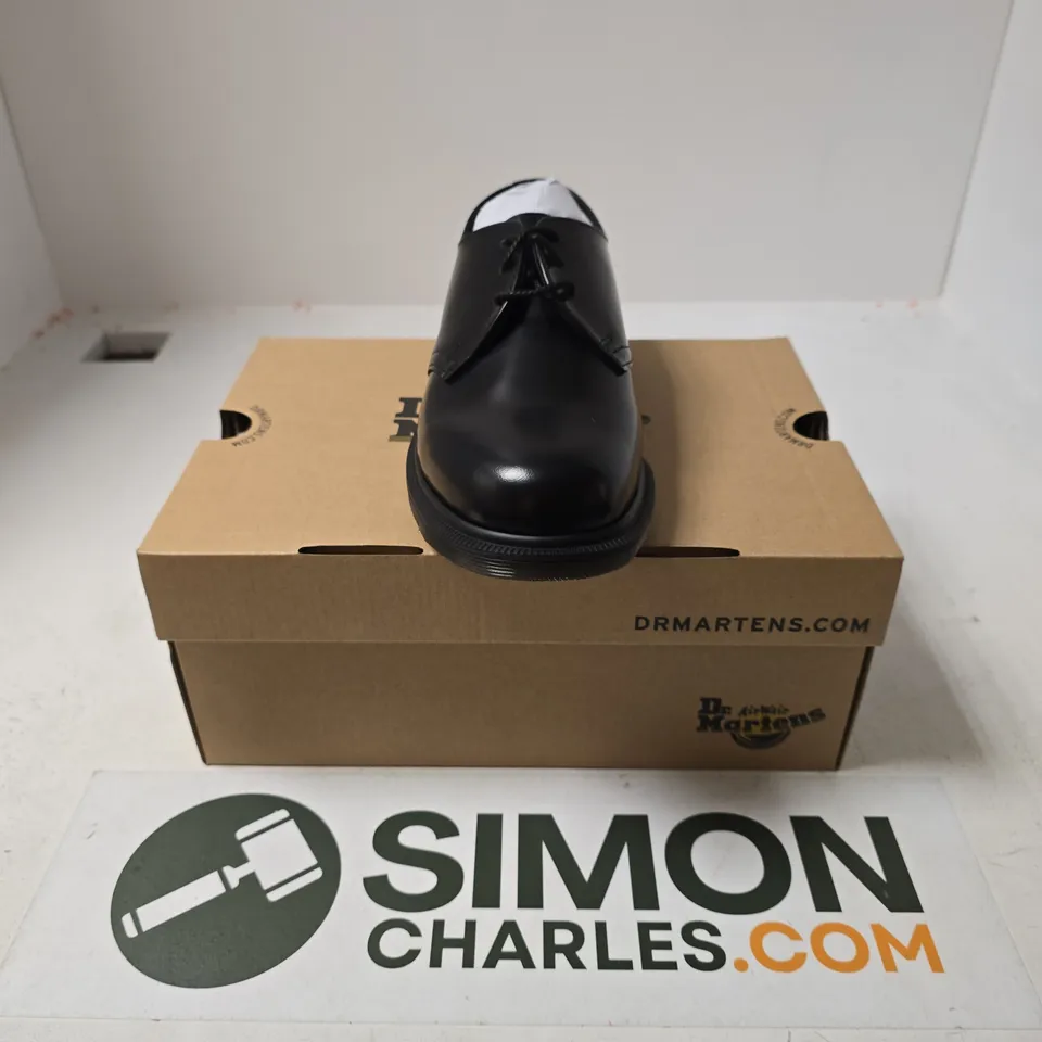 BOXED PAIR OF DR MARTENS MAYFARE 3 EYE SHOES IN BLACK - UK 6.5