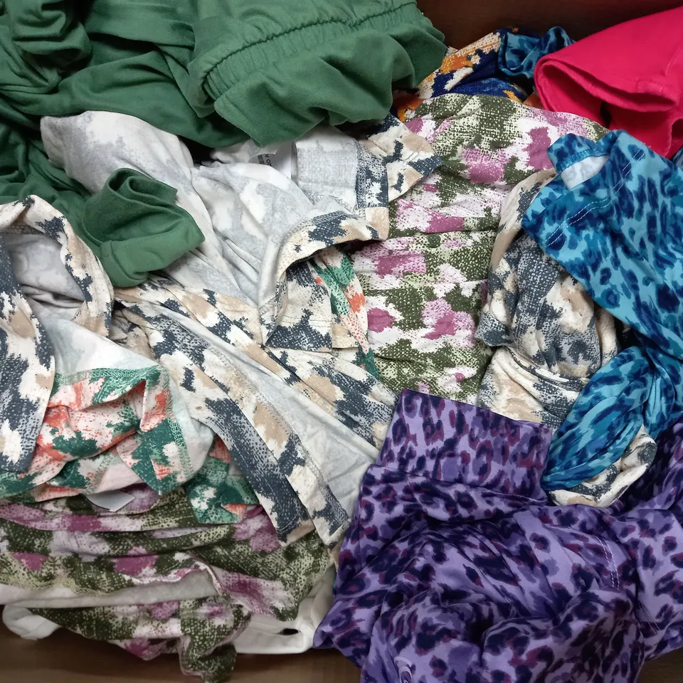 BOX OF APPROXIMATELY 20 ASSORTED ITEMS OF CLOTHING TO INCLUDE D&CO., CUDDL DUDS, NINA LEONARD, ETC