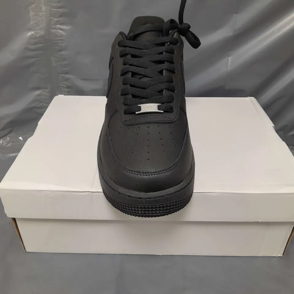 BOXED PAIR OF NIKE AIR FORCE 1 '07 SHOES IN BLACK UK SIZE 9.5