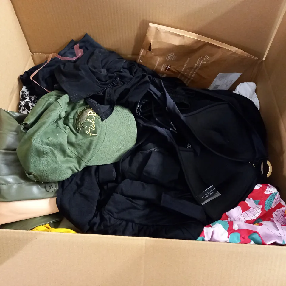 LARGE QUANTITY OF ASSORTED CLOTHING ITEMS TO INCLUDE MOOCHY, SLAZENGER AND RALPH LAUREN