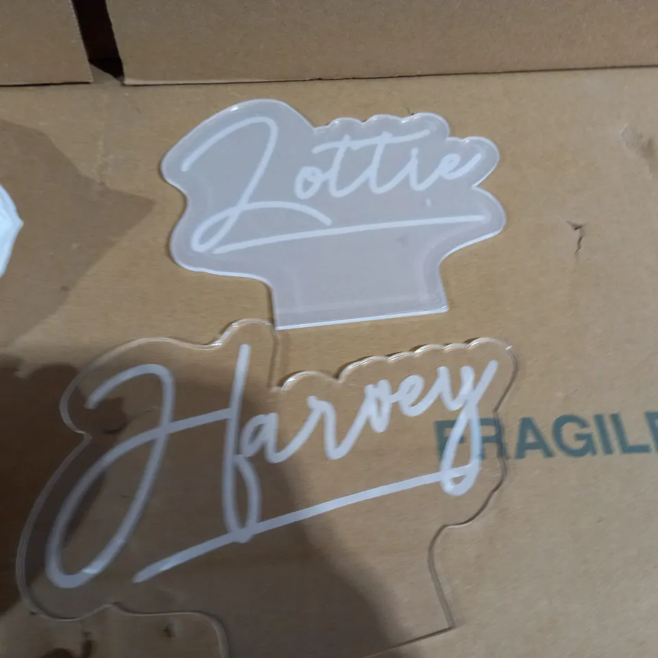 LOT OF 4 ASSORTED HOUSEHOLD ITEMS TO INCLUDE RAYOLA SET AND PERSONALISED 3D LAMPS