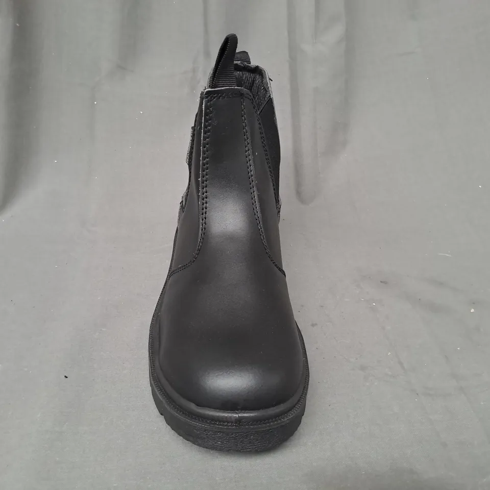 BOXED PAIR OF BLACKROCK DEALER BOOTS IN BLACK UK SIZE 4