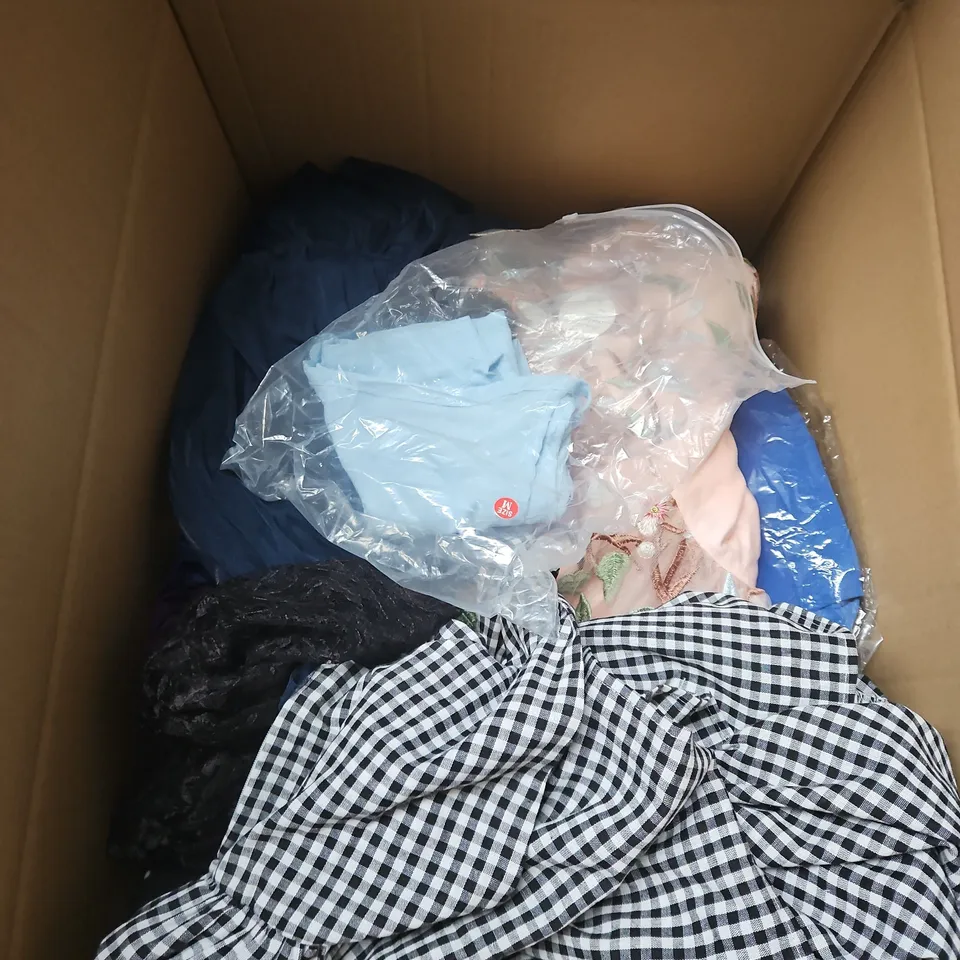 BOX OF APPROXIMATELY 20 ASSORTED CLOTHING ITEMS TO INCLUDE TOPS, DRESSES, TSHIRT, ETC