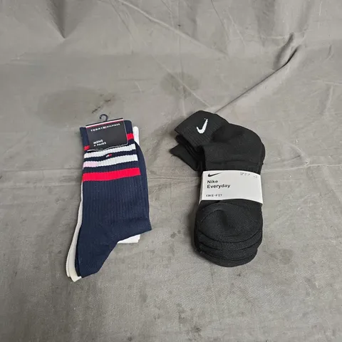 LOT OF 2 ASSORTED SOCKS TO INCLUDE - NIKE EVERYDAY IN BLACK SIZE 8-11 - TOMMY HILFIGER SIZE 9-11