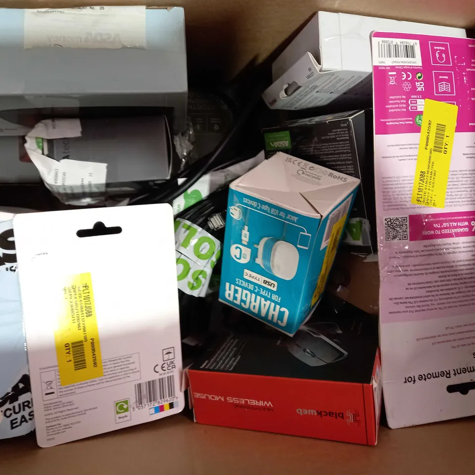 BOX OF APPROXIMATELY 10 ASSORTED ELECTRICAL ITEMS TO INCLUDE 3 WAY HDMI SELECTOR, 10000MAH POWER BANK, 5000MAH POWER BANK, ETC