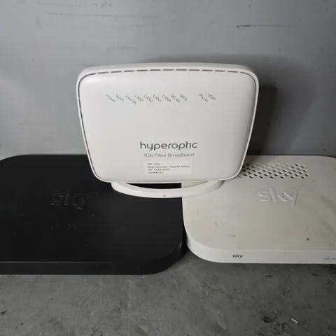 APPROXIMATELY 6 ASSORTED ITEMS TO INCLUDE - SKY HUB EM150 , SKY HUB EE120 , HYPEROTIC ETC