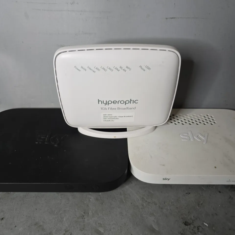 APPROXIMATELY 6 ASSORTED ITEMS TO INCLUDE - SKY HUB EM150 , SKY HUB EE120 , HYPEROTIC ETC