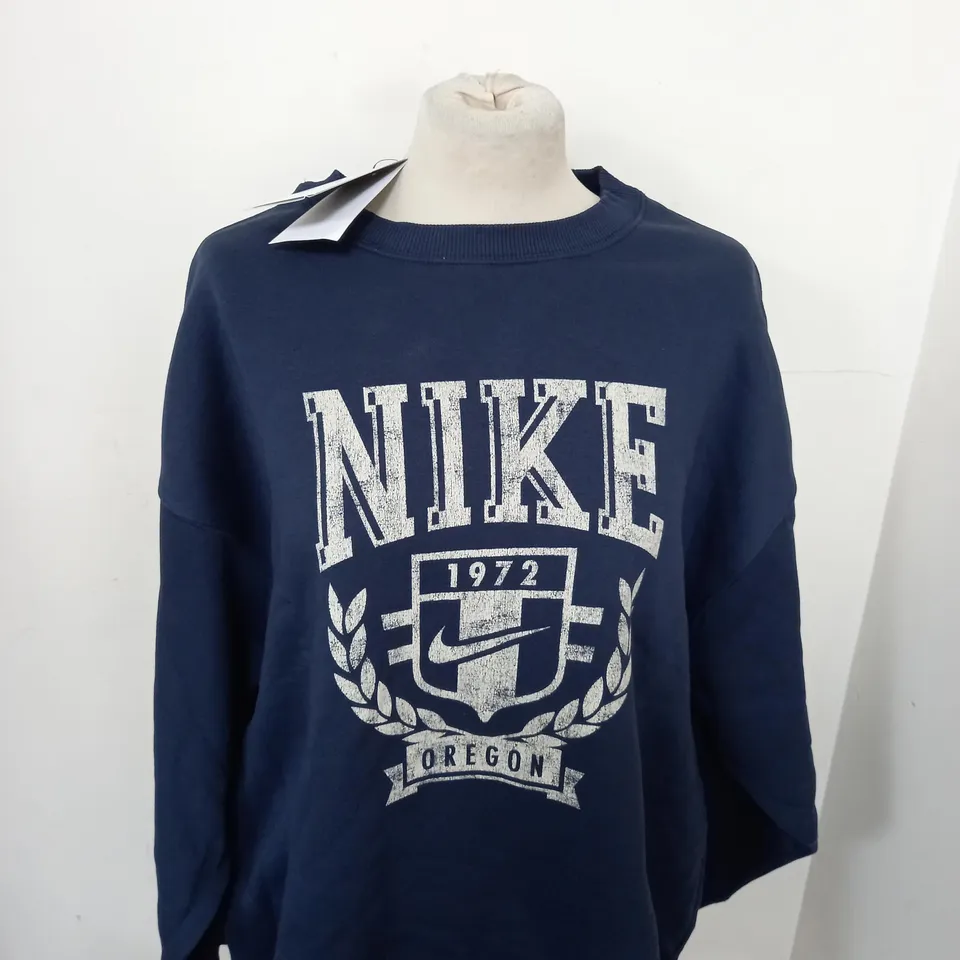 NIKE GRAPHIC SWEATSHIRT IN NAVY XS