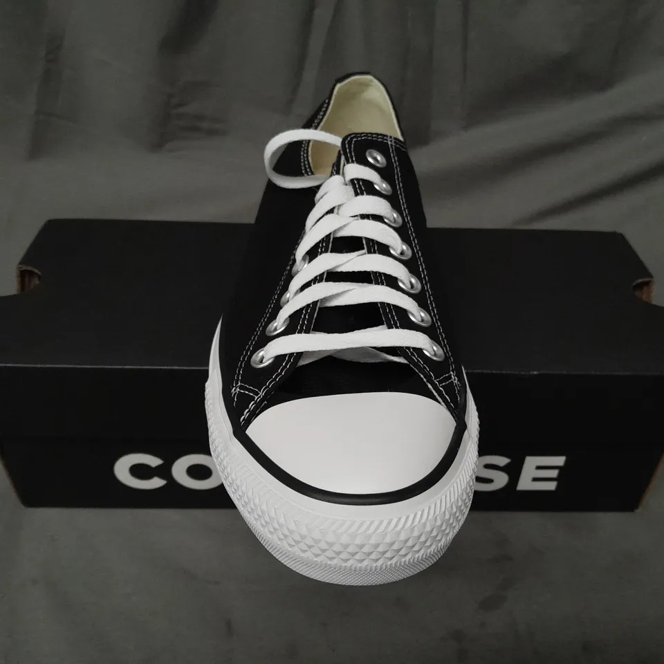BOXED PAIR OF CONVERSE ALL STAR LOW SHOES IN BLACK/WHITE UK SIZE 9