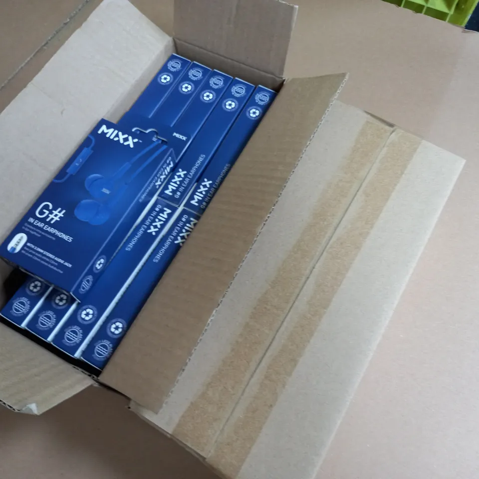 LOT OF ASSORTED ITEMS TO INCLUDE MIX IN EAR HEADPHONES, RAZER TWS CHARGING CASES AND BOXED METAL BAR SHELF