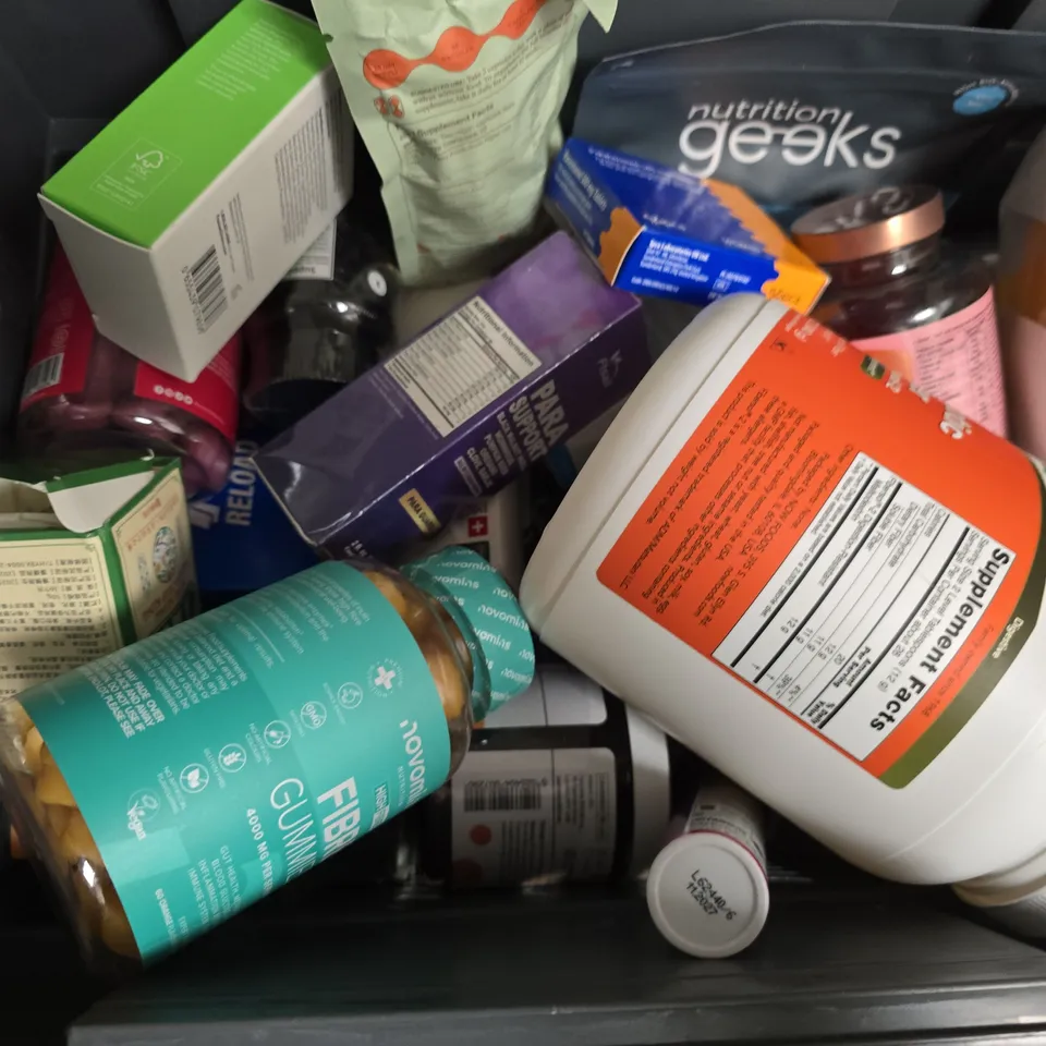 APPROXIMATELY 15 ASSORTED VITAMIN/HEALTH AID PRODUCTS TO INCLUDE PREBIOTIC FIBER, NOVOMINS FIBRE GUMMIES, STARPOWA HAIR SKIN NAILS GUMMIES, ETC - COLLECTION ONLY