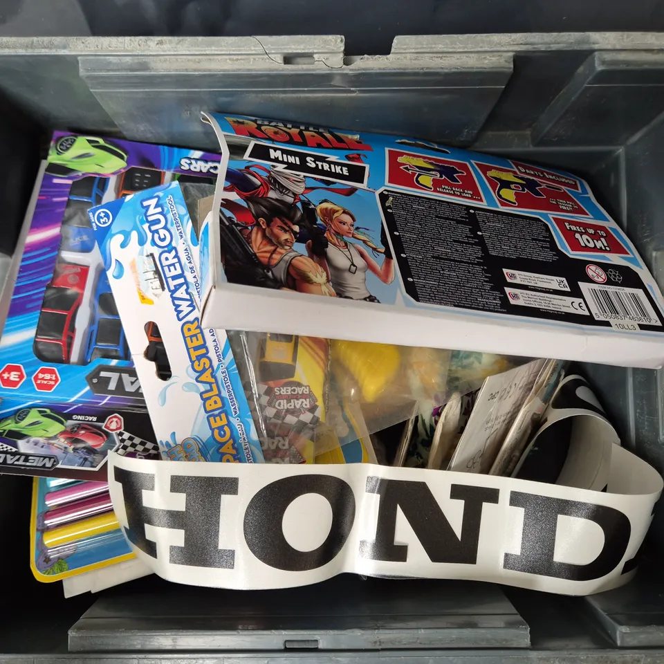 APPROXIMATELY 12 ASSORTED TOYS & GAMES TO INCLUDE RAPID RACERS DIE-CAST TOYS, BATTLE ROYALE 3 DART TOY GUN, THERAPY PUTTY, ETC