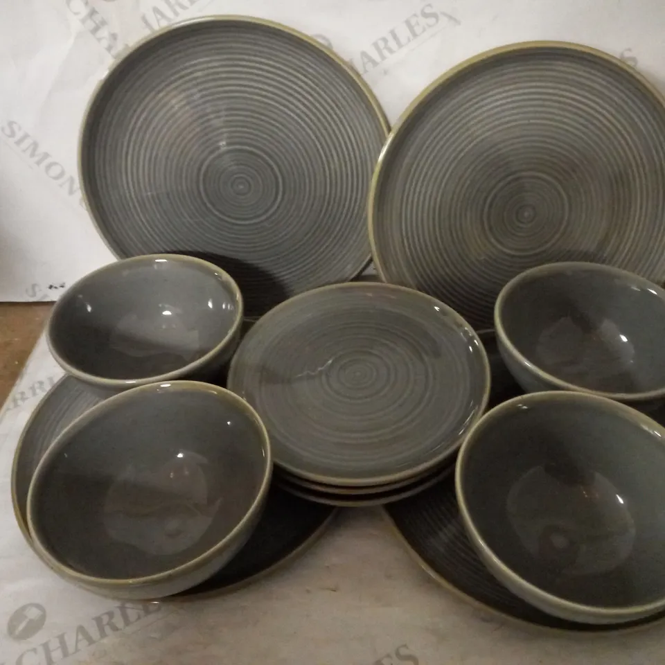 LUNA EMBOSSED DINNER SET  RRP £50