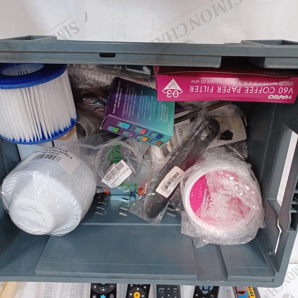 BOX TO CONTAIN APPROX. 20 X ASSORTED HOUSEHOLD PRODUCTS, INCLUDES TV REMOTES, DIY ITEMS, GOLFING GLOVE ETC