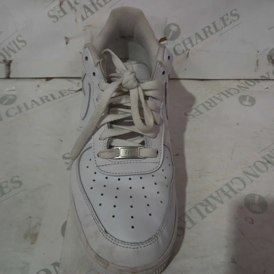 BOXED PAIR OF NIKE AIR FORCE 1 SHOES IN WHITE UK SIZE 10