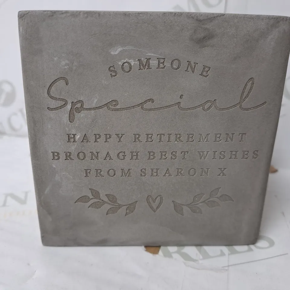 BOXED WORLD'S BEST CONCRETE POT RRP £14.99