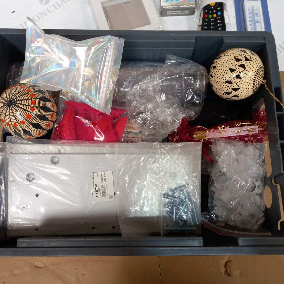 BOX OF APPROX 30 ASSORTED ITEMS TO INCLUDE - MINI PICTURE FRAME, TV REMOTE, MEAL PLANNERS AND BATH THERMOMETERS ETC