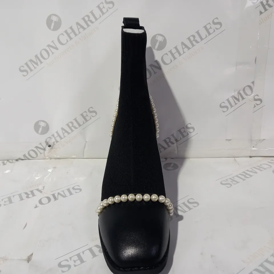 BOXED PAIR OF UNBRANDED BLACK HEEL SHOES IN BLACK W. PEARL EFFECT EU SIZE 37