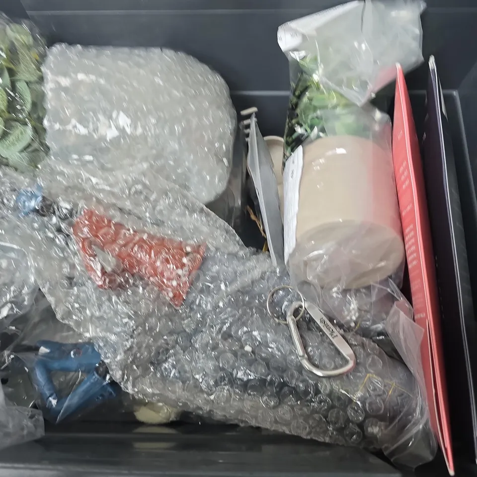APPROXIMATELY 12 ASSORTED HOUSEHOLD ITEMS TO INCLUDE JAZZ BAND FIGURES, PASTELS PEN SET, THE LAB CO DETERGENT STRIPES, ETC